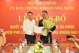 Thứ trưởng Bộ Tài chính Nguyễn Đức Chi trao Quyết định bổ nhiệm ông Bùi Hoàng Hải giữ chức vụ Phó Chủ tịch Ủy ban Chứng khoán Nhà nước. (Ảnh: TT&QHCC)