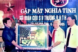 Tổng Bí thư Nguyễn Phú Trọng cùng đoàn cựu sinh viên về thăm lại xã Vạn Thọ, năm 2005. (Ảnh chụp từ tư liệu địa phương/Hạnh Nguyễn)