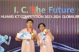 Hai sinh viên Việt Nam xuất sắc giành giải Ba. (Ảnh: PV/Vietnam+)