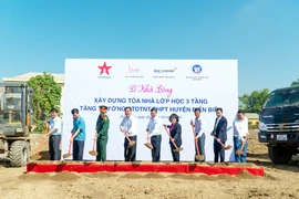 Các đại biểu thực hiện nghi lễ khởi công xây dựng tòa nhà lớp học 3 tầng cho học sinh Trường Phổ thông dân tộc nội trú Trung học phổ thông huyện Điện Biên, tỉnh Điện Biên. (Ảnh: Vietnam+)