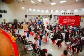 Nhiều người đến hiến máu tại Lễ hội Xuân hồng lần thứ 17. (Ảnh: PV/Vietnam+)