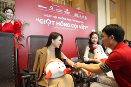 Các bạn trẻ tham gia hiến máu tại Ngày hội “Giọt hồng cội Việt”. (Ảnh: PV/Vietnam+)