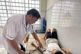 Khám, đo huyết áp cho người dân tại Trạm Y tế xã Vĩnh Phú Tây, huyện Phước Long, tỉnh Bạc Liêu. (Ảnh: T.G/Vietnam+)