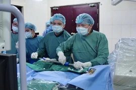 Các bác sĩ Viện Tim mạch Việt Nam thực hiện can thiệp cho bệnh nhân. (Ảnh: PV/Vietnam+)