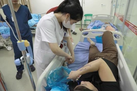 Công nhân Công ty TNHH Shinwon bị ngộ độc được chăm sóc tại Bệnh viện Hữu Nghị Lạc Việt. (Ảnh: Hoàng Hùng/TTXVN)