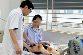 Bác sĩ thăm khám, theo dõi sức khỏe cho bệnh nhân. (Ảnh: PV/Vietnam+)
