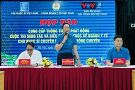 Phó giáo sư Phạm Thanh Bình - Chủ tịch Công đoàn Y tế Việt Nam cung cấp các thông tin về Cuộc thi. (Ảnh: PV/Vietnam+)