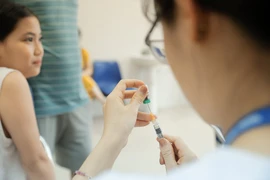 Tiêm vaccine phòng bệnh cho trẻ. (Ảnh: Minh Quyết/TTXVN)