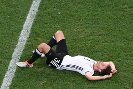 Nỗi thất vọng của hậu vệ Đức Jonas Hector sau rất nhiều nỗ lực bảo vệ sân nhà trong trận đấu trước tuyển Pháp. (Nguồn: AFP/ TTXVN)