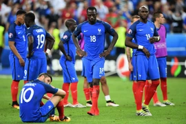 Các cầu thủ Pháp buồn bã sau thất bại tại trận chung kết EURO 2016. (Nguồn: kuulpeeps.com)
