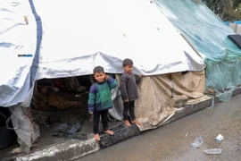 Trẻ em tại trại tị nạn ở thành phố Rafah, Dải Gaza. (Ảnh: THX/TTXVN)