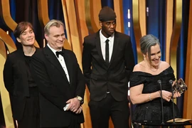 Cillian Murphy, Christopher Nolan, Charles Roven và Emma Thomas (từ trái sang) nhận giải BAFTA phim hay nhất cho phim "Oppenheimer" trên sân khấu. (Ảnh: Getty Images)