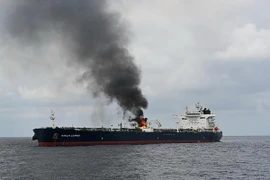 Một tàu chở dầu bốc cháy do bị lực lượng Houthi tấn công khi di chuyển qua Vịnh Aden trên biển Arab, ngày 27/1. (Ảnh: AFP/TTXVN)