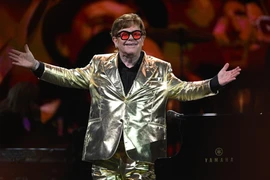 Danh ca Elton John trình diễn tại lễ hội nghệ thuật Glastonbury ở Somerset, Anh ngày 25/6/2023. (Ảnh: AFP/TTXVN)