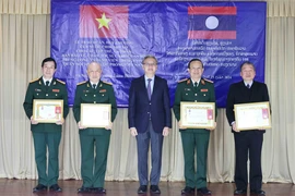 Ông Thongsavanh Phomvihane, Trưởng Ban Đối ngoại Trung ương Đảng Nhân Dân Cách mạng Lào trao tặng Huân chương Tự do hạng Ba cho các tập thể. (Ảnh: An Đăng/TTXVN)