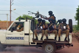 Binh sỹ Burkina Faso tuần tra tại Ouahigouya. (Ảnh: AFP/TTXVN)