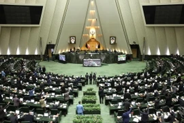Toàn cảnh một phiên họp Quốc hội Iran tại Tehran. (Ảnh: AFP/TTXVN)