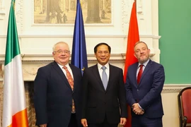 Chủ tịch Thượng viện Jerry Buttimer và Chủ tịch Hạ viện Seán Ó Fearghaíl cùng chụp ảnh với Bộ trưởng Ngoại giao Bùi Thanh Sơn tại buổi gặp. (Ảnh: Phong Hà/TTXVN)