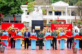 Cắt băng khánh thành tượng đài “Bác Hồ với chiến sỹ Biên phòng” tại Đồn Biên phòng Cửa khẩu Ma Lù Thàng, huyện Phong Thổ, tỉnh Lai Châu. (Ảnh: TTXVN phát)
