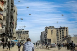 Hàng viện trợ được thả xuống Dải Gaza ngày 1/3. (Ảnh: AFP/TTXVN)