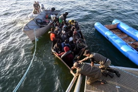 Người di cư được giải cứu bởi lực lượng chức năng Tunisia ở ngoài khơi thành phố Sfax tháng 10/2022. (Ảnh: AFP/TTXVN)