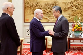 Bộ trưởng Ngoại giao Trung Quốc Vương Nghị (phải) tiếp Chủ tịch Ủy ban Quốc gia về quan hệ Mỹ-Trung Evan Greenberg. (Nguồn: Bộ Ngoại giao Trung Quốc)
