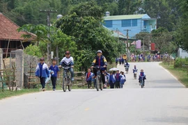 Học sinh trên đường tan học trên những con đường của vùng căn cứ địa cách mạng Mường Phăng. (Ảnh: Xuân Tiến/TTXVN)