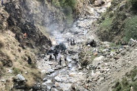 Chiếc xe chở các công dân Trung Quốc rơi xuống khe núi sau vụ tấn công khủng bố ở tỉnh Khyber Pakhtunkhwa, Pakistan. (Ảnh: AFP/TTXVN)