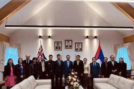 Đại sứ Việt Nam tại Australia Phạm Hùng Tâm cùng cán bộ Đại sứ quán và các cơ quan bên cạnh chụp ảnh lưu niệm cùng Đại sứ Lào tại Australia Sinchai Manivanh nhân dịp Tết cổ truyền Bunpimay 2024 của Lào. (Ảnh: TTXVN phát)
