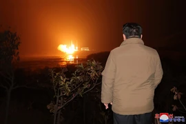 Nhà lãnh đạo Triều Tiên Kim Jong-un thị sát vụ phóng vệ tinh trinh sát “Malligyong-1” tại Bãi phóng vệ tinh Sohae ở Tongchang-ri, ngày 21/11/2023. (Ảnh: YONHAP/TTXVN)