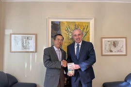 Đại sứ Việt Nam tại Australia Phạm Hùng Tâm (trái) và Bộ trưởng Thương mại và Du lịch của phe đối lập Kevin Hogan. (Ảnh: TTXVN phát)