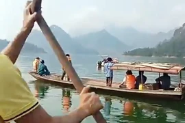 Các lực lượng chức năng cùng người dân tham gia tìm kiếm người mất tích trên lòng hồ Thủy điện Sơn La. (Ảnh: TTXVN phát)