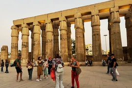 Khách du lịch thăm quan đền Luxor tại thành phố Luxor của Ai Cập. (Ảnh: Nguyễn Tùng/TTXVN)