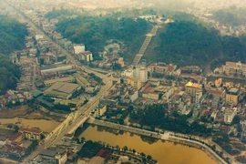 Thung lũng Mường Thanh (thành phố Điện Biên Phủ, tỉnh Điện Biên) qua những góc máy đặc biệt từ trực thăng của Không quân Việt Nam cho thấy từ chiến trường khốc liệt này sau 70 năm đã đổi thay với diện mạo đô thị ngày càng khang trang.