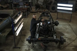 Các kỹ sư phục chế chiếc xe bọc thép Humber để chuẩn bị cho sự kiện kỷ niệm 50 năm cuộc Cách mạng Hoa cẩm chướng, tại Oeiras, Bồ Đào Nha. (Ảnh: AFP/TTXVN)