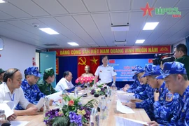 Thiếu tướng Trần Văn Thơ, Tư lệnh Vùng Cảnh sát biển 1, quán triệt nhiệm vụ cho đoàn công tác. (Nguồn: Báo Quân đội Nhân dân)