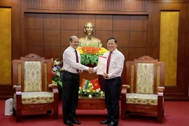 Ngài Sandeep Arya, Đại sứ đặc mệnh toàn quyền Ấn Độ tại Việt Nam tặng quà lưu niệm cho Tỉnh ủy Hòa Bình. (Ảnh: Thanh Hải/TTXVN)