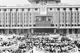 Nhân dân thành phố Sài Gòn míttinh chào mừng Ủy ban Quân quản Thành phố ra mắt 7/5/1975. (Ảnh: Lâm Hồng Long/TTXVN)
