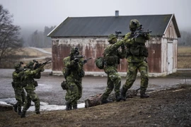 Binh sỹ Thụy Điển tham gia cuộc tập trận ở Kungsangen, gần Stockholm. (Ảnh: AFP/TTXVN)