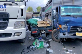Hiện trường vụ va chạm giữa 2 xe tải và 1 xe ba gác trên Quốc lộ 1 (thành phố Biên Hòa). (Nguồn: Báo Đồng Nai)