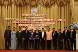 Các đại biểu chụp ảnh lưu niệm tại Hội nghị xúc tiến du lịch Nha Trang - Khánh Hòa tại Thái Lan. (Ảnh: Đỗ Sinh/TTXVN)
