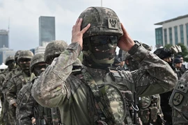 Binh sỹ Hàn Quốc và Mỹ tham gia cuộc tập trận chống khủng bố tại Seoul, Hàn Quốc. (Ảnh: AFP/TTXVN)