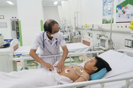 Bé trai trong vụ nghi ngộ độc thực phẩm ở Đồng Nai được điều trị tại Khoa Hồi sức tích cực, Bệnh viện Nhi đồng 1, Thành phố Hồ Chí Minh. (Ảnh: Đinh Hằng/TTXVN)