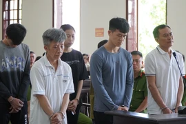 Nguyễn Thành Nguyễn (đứng giữa), Giám đốc Trung tâm đăng kiểm xe cơ giới 66-02D. (Ảnh: Nhựt An/TTXVN)