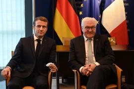 Tổng thống Pháp Emmanuel Macron (trái) và Tổng thống Đức Frank-Walter Steinmeier tại cuộc gặp ở Strasbourg, Pháp, ngày 2/12/2021. (Ảnh: AFP/ TTXVN)