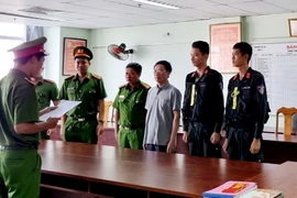Cơ quan điều tra tống đạt Quyết định khởi tố cho Trần Kỳ Hình, cựu Cục trưởng Cục Đăng kiểm Việt Nam. (Ảnh: TTXVN phát)