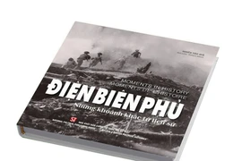 Bìa cuốn “Điện Biên Phủ - Những khoảnh khắc từ lịch sử.” (Ảnh: Vietnam+)