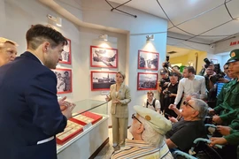 Bà Patricia Miralles, Quốc vụ khanh bên cạnh Bộ trưởng Bộ Quân đội Pháp, phụ trách Cựu chiến binh và Ký ức cùng các đại biểu tham quan bảo tàng Chiến thắng lịch sử Điện Biên Phủ. (Ảnh: TTXVN)