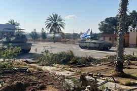 Xe tăng quân đội Israel tiến vào Gaza qua cửa khẩu Rafah. (Ảnh: THX/TTXVN)
