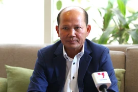 Học giả Uch Leang, nhà nghiên cứu tại Học viện Quan hệ Quốc tế Campuchia, trả lời phỏng vấn phóng viên TTXVN tại Phnom Penh. (Ảnh: Hoàng Minh/TTXVN)